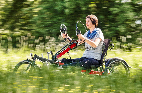 Hase Bikes Sesseldreirad mit Handkurbeln - Das Kettwiesel Handbike