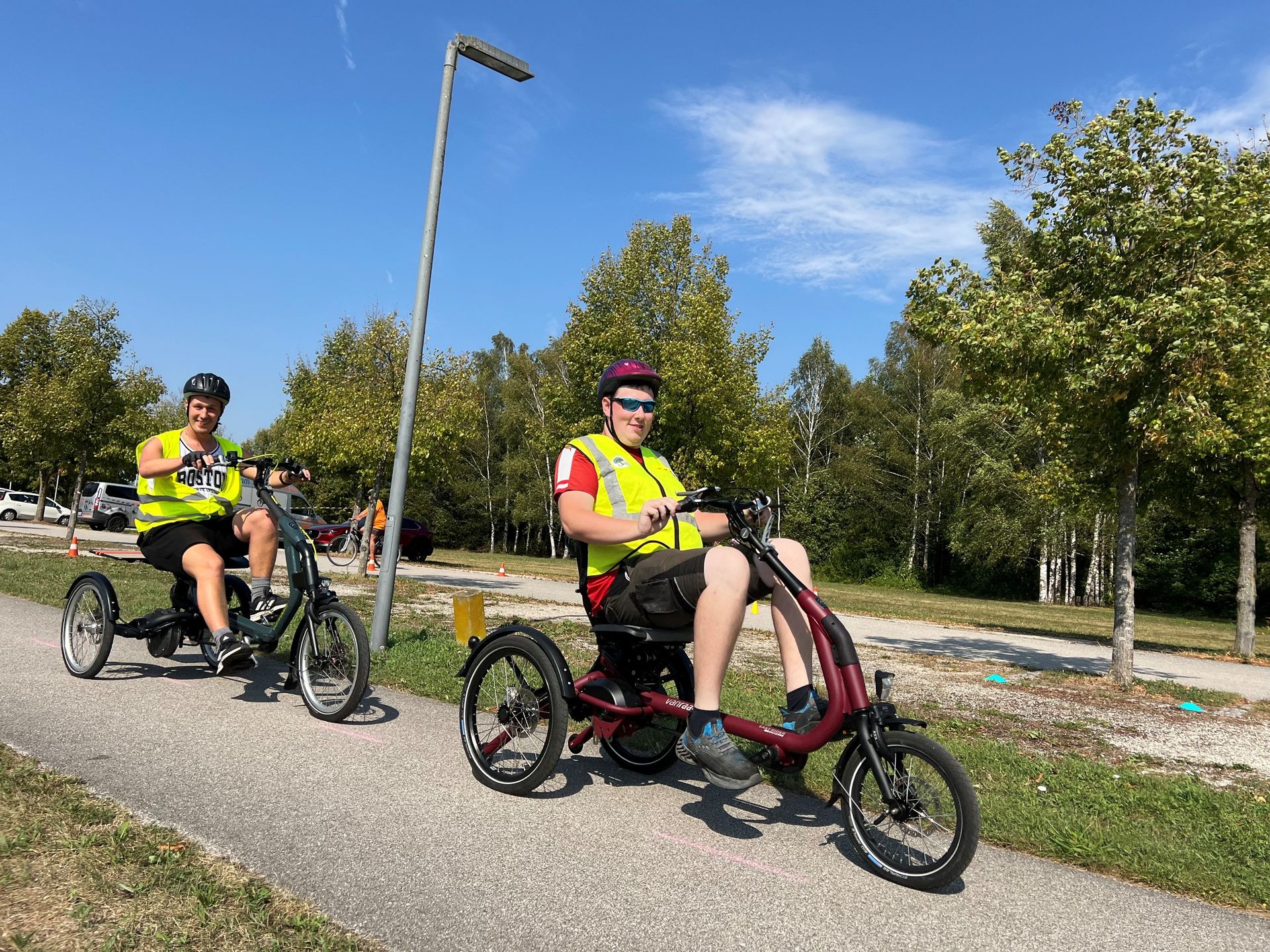 2 Männer beim Dreirad Training