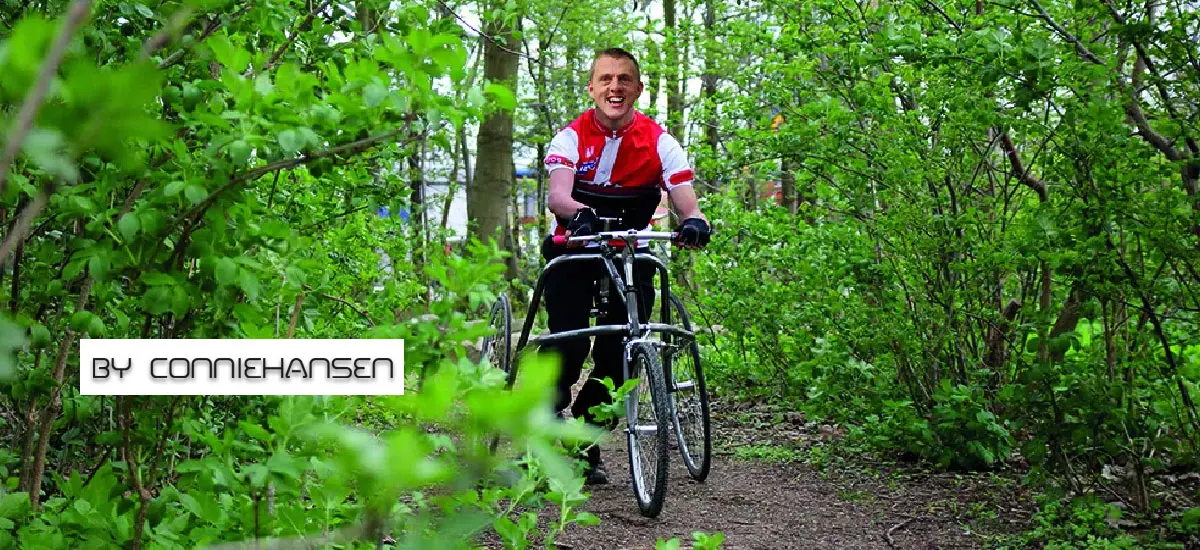 Mann mit FrameRunner im Wald