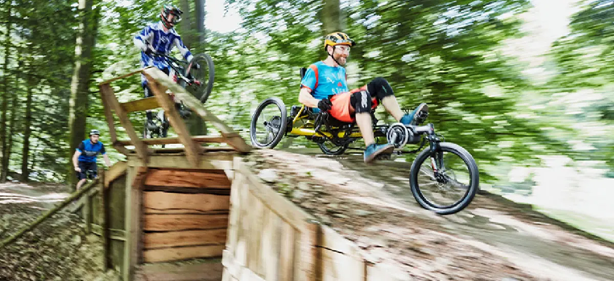 Das sportliche, gefederte Elektro-Liegedreirad fürs Gelände