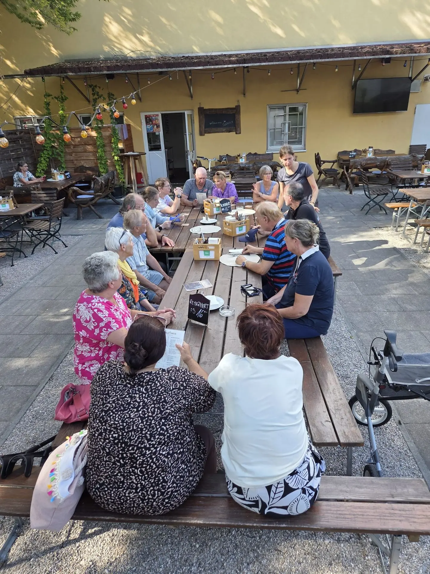 Radgruppe gemeinsam in der Brauerei