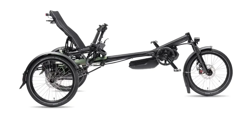 Kettwiesel ONE PLUS - Untenlenker - Blassgrün RAL 6021 - voll gefedert - Sitzhöhe einstellbar 52 oder 60 cm - Bosch Performance Line CX - 545 Wh Akku - Federgabel Spinner 300 - Enviolo Automatiq Schaltung - Differential - 3D Sitzbezug - Rahmen aus Aluminium - Bremsen gekoppelt, Hebel rechts bremst hydraulisch die Hinterräder, links mechanisch das Vorderrad - SKS Schutzbleche schwarz matt - Kurbelgarnitur 155 mm 44Z - Licht über Motor Akku: Scheinwerfer - B+M IQ-X / + B&M Toplight 2C plus - Reifen Schwalbe Marathon